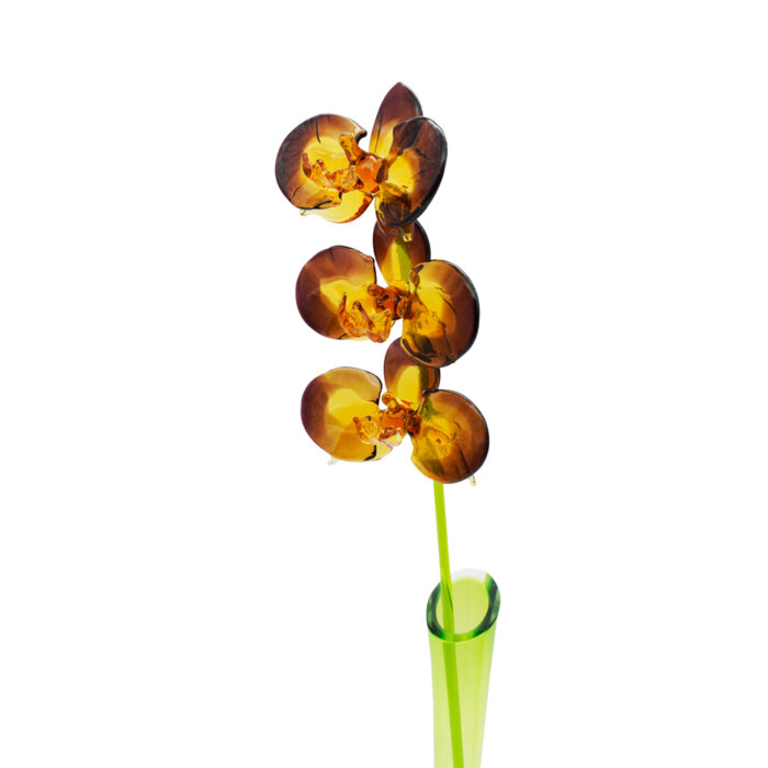 Орхидея медовая из стекла в зеленой вазе, цветок - фрагмент композиции