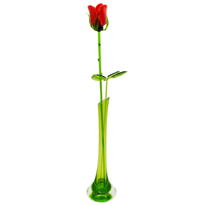 красная роза из стекла в вазе
