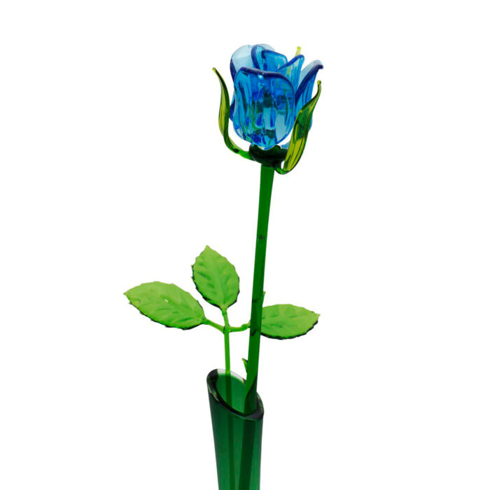 Синяя роза из стекла в вазе фрагмент