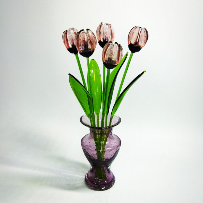 розовые тюльпаны из стекла в вазочке