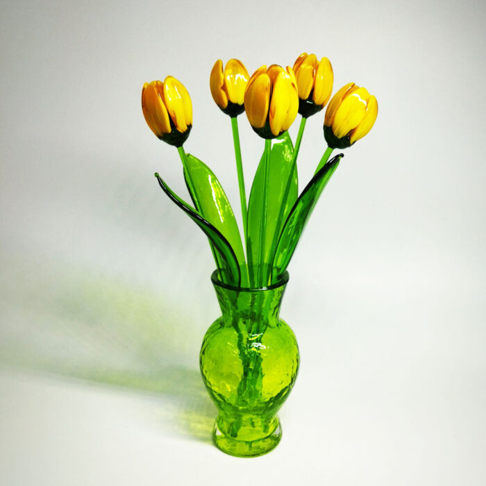 желтые тюльпаны из стекла в вазе