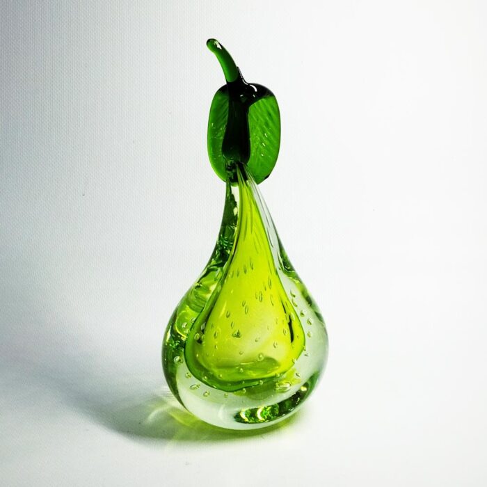 статуэтка плоская груша из стекла с пузырями зеленая