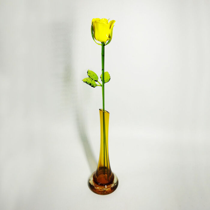 желтая роза из стекла в вазе