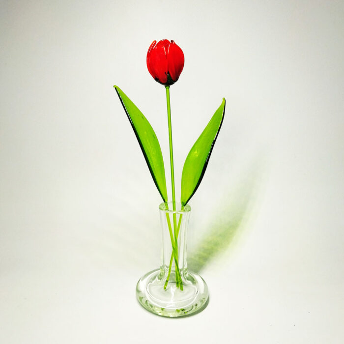 красный тюльпан из стекла в вазочке