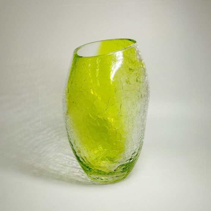 Мятая ваза кракле из цветного стекла светло-зеленая