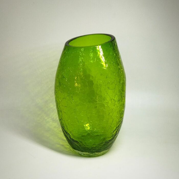 Мятая ваза кракле из цветного стекла зеленая