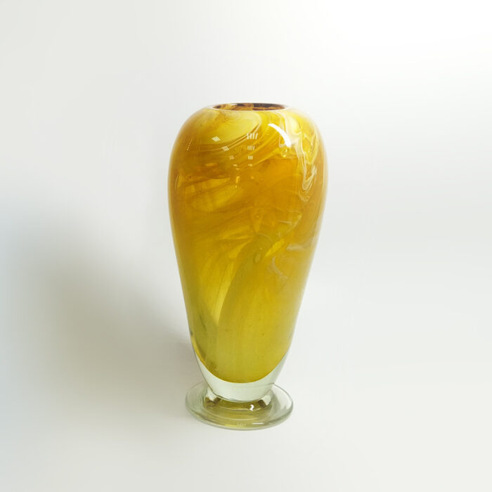 ваза из мраморного стекла со светлым основанием