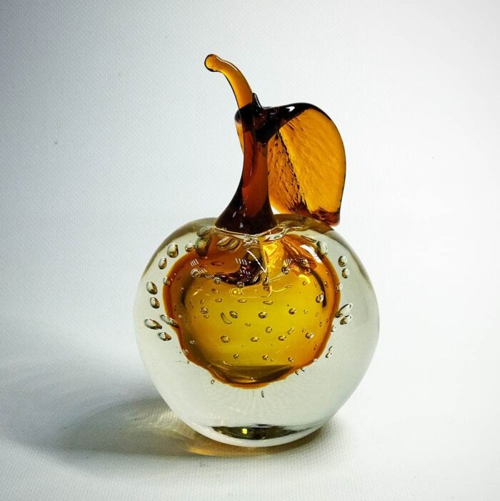 фигурка яблоко из стекла плоское с пузырями медовое