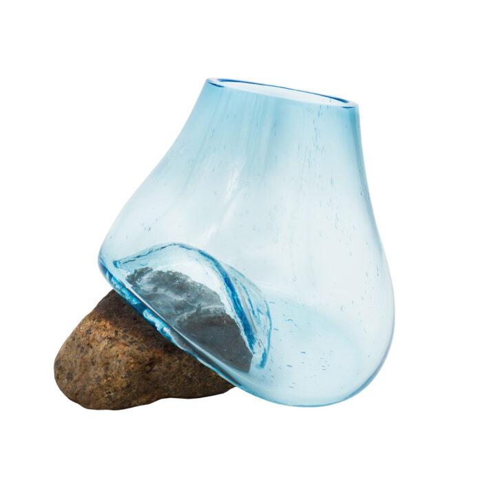 декоративная стеклянная ваза на камне для декора интерьера