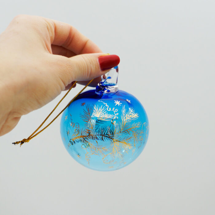 новогодний елочный шар из цветного стекла с росписью прозрачный голубой