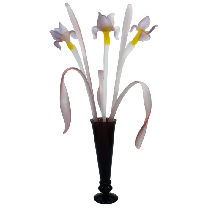 Декоративная цветочная композиция белые ирисы в вазе бокал