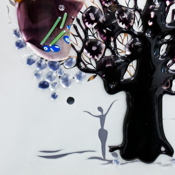 Фрагмент декоративного панно из стекла "Двое у дерева"