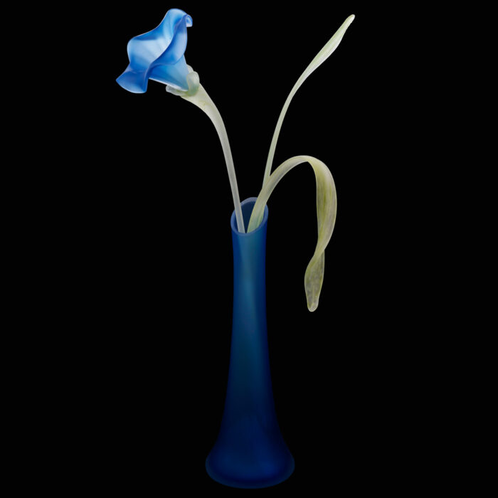 Большой цветок из стекла в синем вазоне